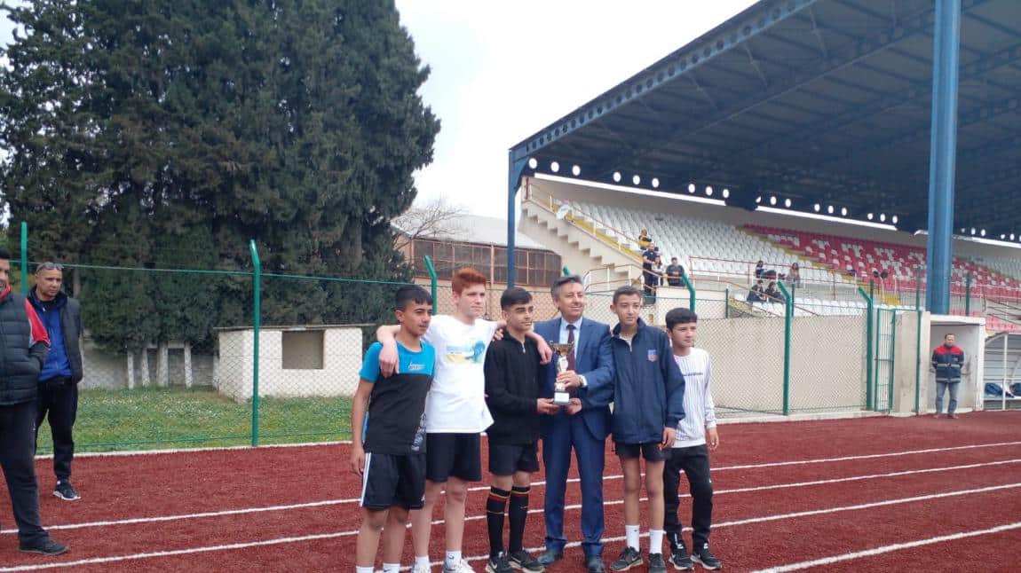 Okulumuz yıldızlar erkek futbol takımı ilçe ikincisi olarak kupayı  kazanmıştır. Beden eğitimi öğretmeni Ahmet Şenturan ve tüm sporcularımızı tebrik ediyoruz 